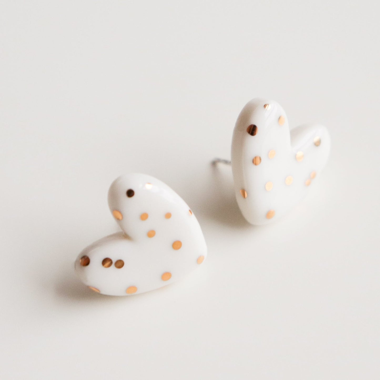 Dotted Porcelain Heart Studs -  White - ORÉA PARIS