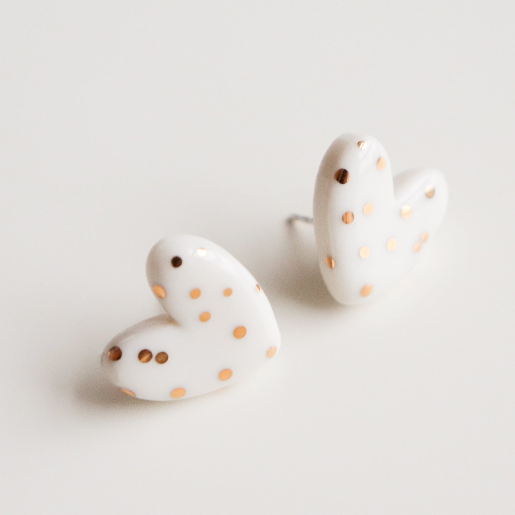 Dotted Porcelain Heart Studs -  White - ORÉA PARIS